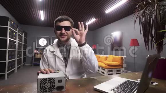 戴着实验室外套的满脸胡须的家伙在镜头前用手指显示OK标志视频的预览图