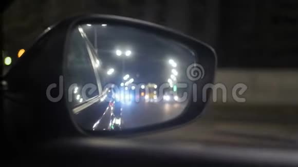 反光汽车镜子驾驶城市晚间交通视频的预览图