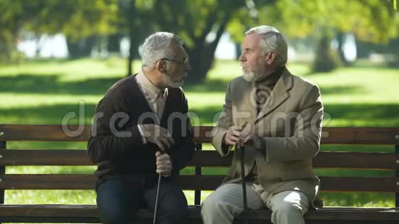 两个老人有感情地交谈和争论分歧和误解视频的预览图