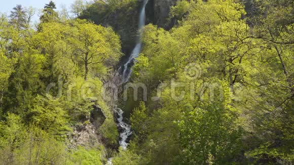 一座风景如画的山坡上的瀑布视频的预览图