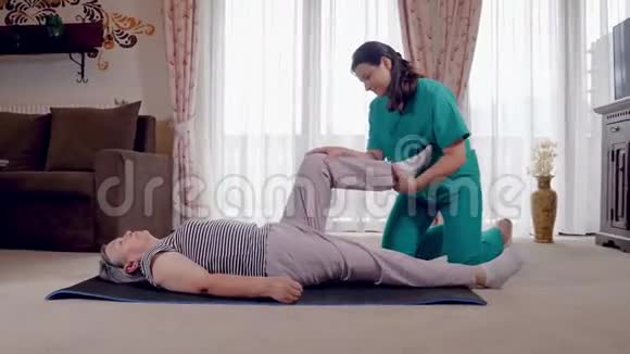 年轻治疗师与年长女性病人在疗养院锻炼视频的预览图
