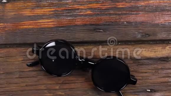 相机起重机顶景台木制桌子带时髦太阳镜视频的预览图