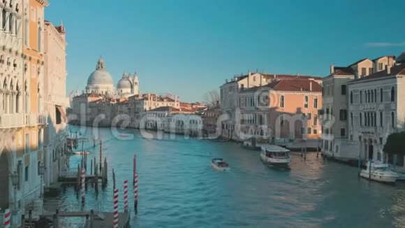 阳光明媚的早晨船在威尼斯的运河上漂浮视频的预览图