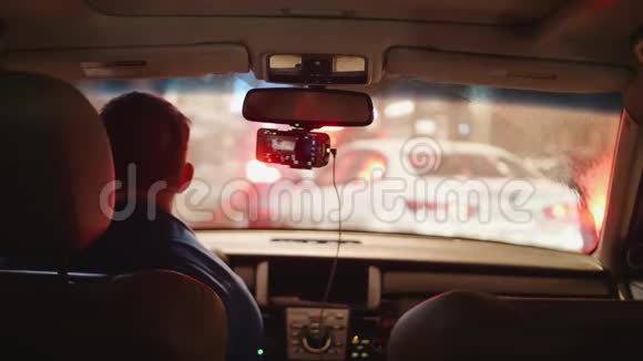 男驾驶员站在交通堵塞的白色汽车前面模糊视频的预览图