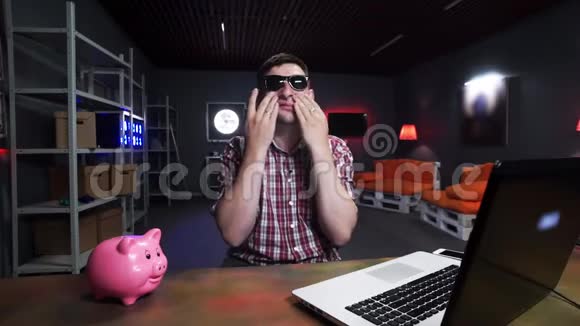 带着墨镜按摩的搞笑家伙脸上还带着猪在镜头前说话视频的预览图