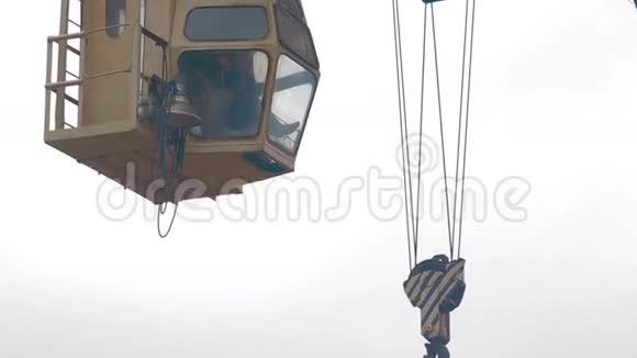 吊车降低砼板施工现场视频的预览图