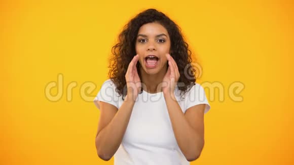 非裔美国女性对着镜头大喊大叫试图引起注意发表意见视频的预览图