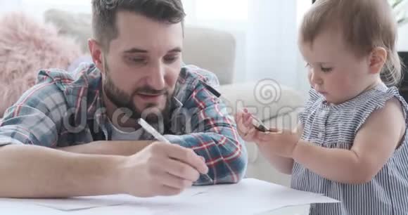 父亲带着小女儿画纸视频的预览图