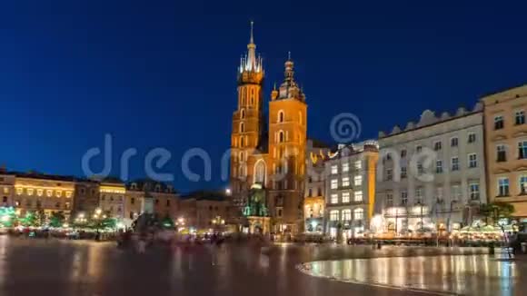 日夜时光流逝快速运动观看克拉科夫中央广场巴兹利卡马里亚卡波兰历史名城中心旅游视频的预览图