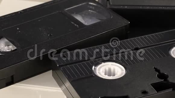 穿过复古VHS录像带的慢镜头视频的预览图