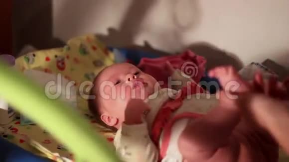 婴儿躺在婴儿床上视频的预览图