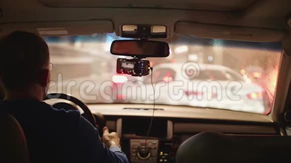 男驾驶员站在白车前的交通堵塞中模糊视频的预览图