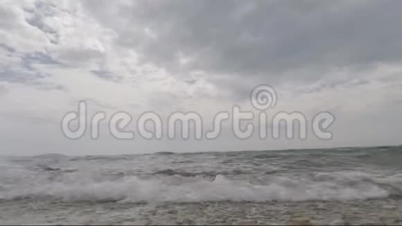 海浪拍打海滩视频的预览图