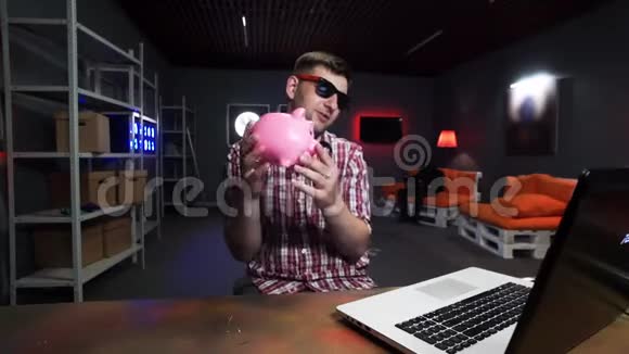 戴着墨镜的可爱胡须男抱着塑料猪在镜头前跳舞视频的预览图