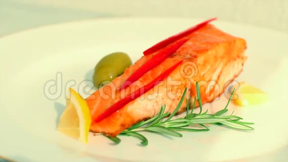 美味的煮熟的鲑鱼鱼片放在盘子里太阳耀斑视频的预览图