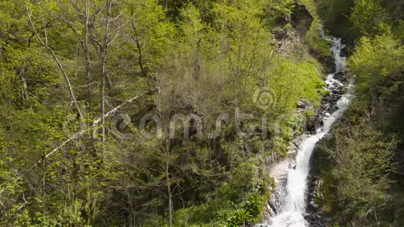 山溪在一座风景如画的山的斜坡上视频的预览图