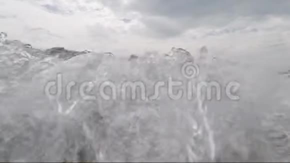海浪拍打海滩视频的预览图