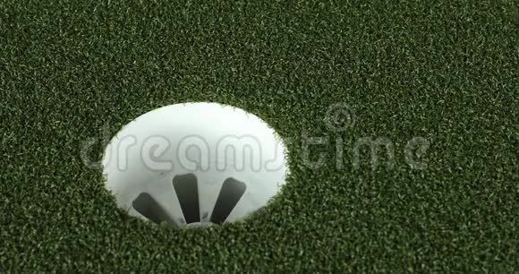在合成草地的黑尔高尔夫球击中的弯曲视野视频的预览图
