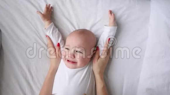 4个月大的婴儿在家里洗澡后被裹在毛巾里视频的预览图