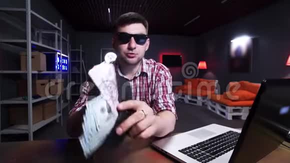男人在镜头前说话把满是钱的旧黑钱包扔在背后视频的预览图