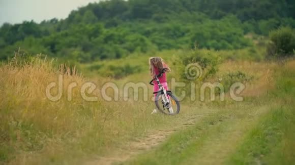 一个骑自行车在土路上的女孩视频的预览图