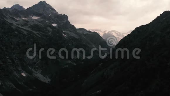 4K傍晚雪山全景视频的预览图