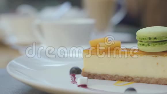 美味可口的芝士蛋糕配芒果浆果和餐厅里的绿色通心粉关门视频的预览图