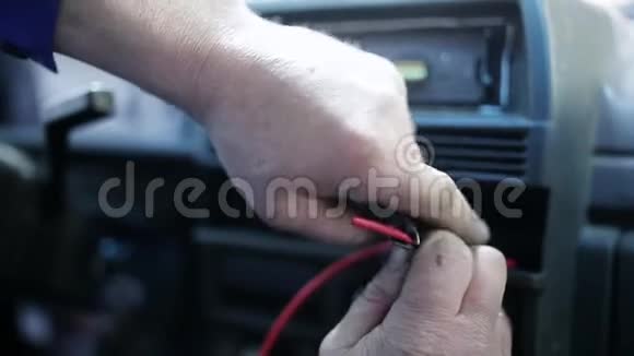 从宏观上看人的手使用仪器在汽车上的电缆视频的预览图