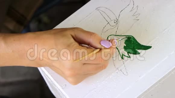 美丽的雌性手在巢盒上画一幅画视频的预览图