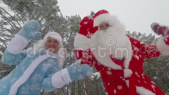 圣诞老人和孙女在森林里的摄像机上挥手加速视频视频的预览图