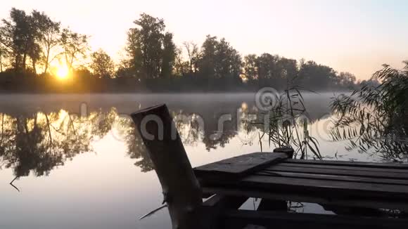 河岸上的日出带木鱼桥芦苇朝阳和水上烟的景观视频的预览图