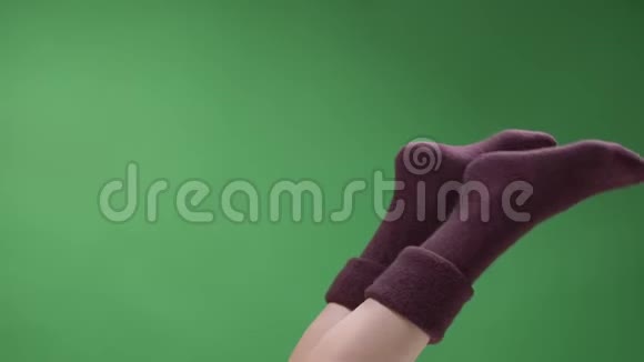 穿着可爱的红色短袜的少女美脚特写镜头在绿色的背景下嬉戏移动视频的预览图