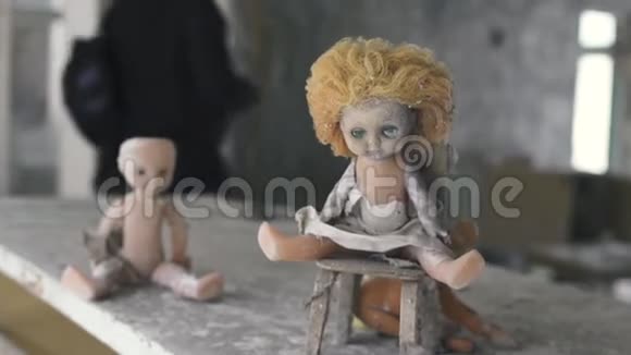 在乌克兰普里皮亚特的切尔诺贝利废弃公寓的一张桌子上放着老怪娃娃视频的预览图