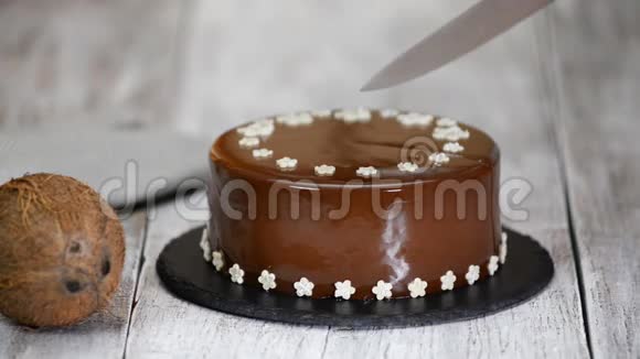 糕点厨师用刀切出美味的巧克力慕斯蛋糕视频的预览图