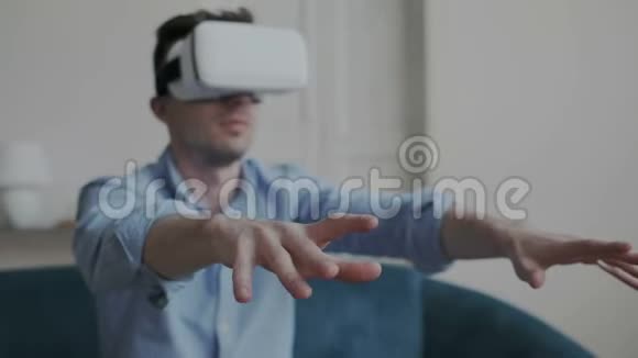 在家中使用虚拟现实眼镜时男性手在空间中移动的特写镜头有经验的人视频的预览图