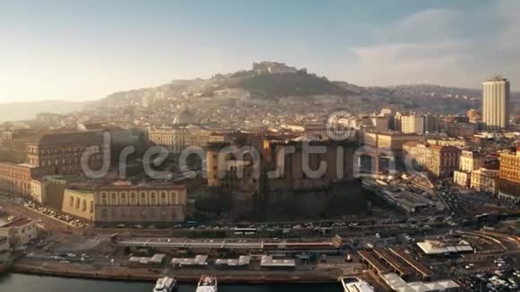 意大利那不勒斯的卡斯特尔诺沃和卡斯特尔桑特埃尔莫城堡的空中景观视频的预览图