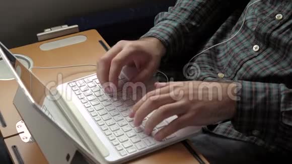 人手在笔记本电脑上工作视频的预览图