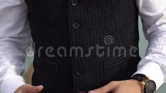 穿着白色衬衫的时髦男人交叉的手指时髦的手表在大老板的手上视频的预览图