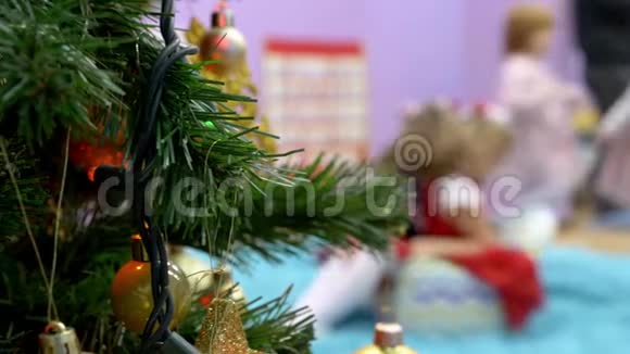 幼儿园有节日装饰的圣诞树视频的预览图