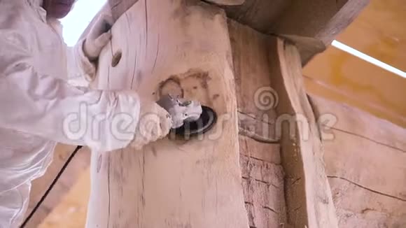 一个人在施工现场用磨床工作的底部视图剪辑男性木匠使用抛光视频的预览图