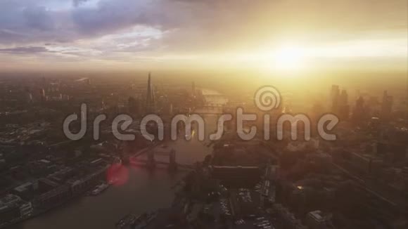 明亮的日落多云的天空在现代伦敦市中心建筑泰晤士河在空中无人机全景视频的预览图