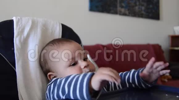 饥饿的婴儿等不及食物了妈妈在逗孩子却给他用勺子吃饭视频的预览图
