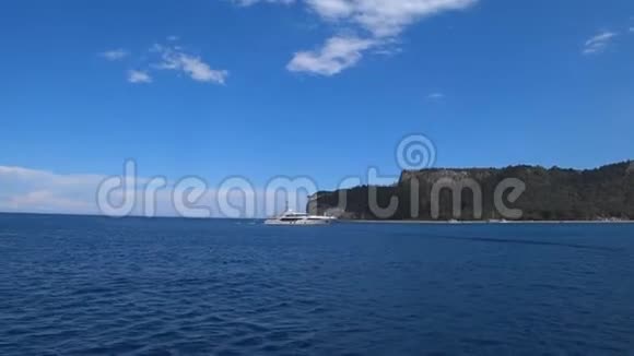 豪华白色游艇航行地中海附近的山脉土耳其视频的预览图