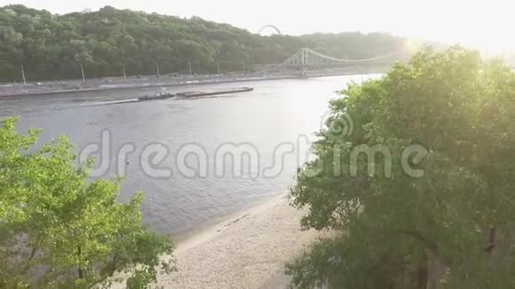 基辅乌克兰Dnipro河上方美丽的景观鸟瞰绿树宽阔的河流和桥视频的预览图