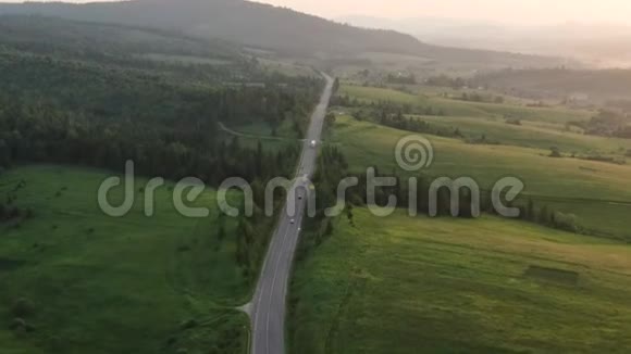 半卡车货物拖车在高速公路上行驶白色卡车在凌晨驶过工业仓库视频的预览图