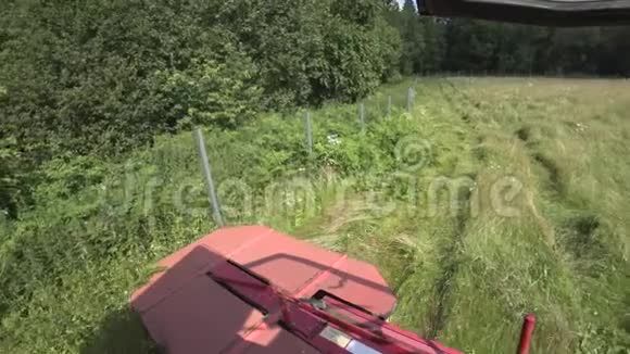 旋转割草机沿着栅栏慢慢移动视频的预览图