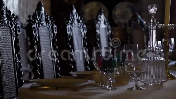 城堡里的餐具视频的预览图