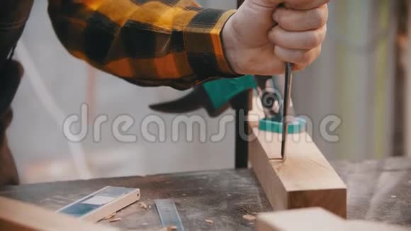 木工一名木工在木块上切割凹槽视频的预览图