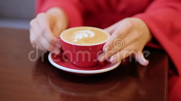 女人享受咖啡吧喝热拿铁卡布奇诺视频的预览图