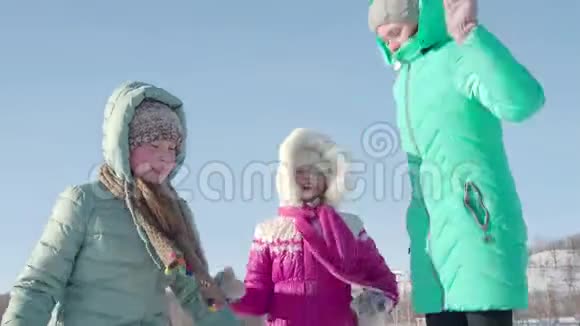 快乐的孩子在冬季散步视频的预览图